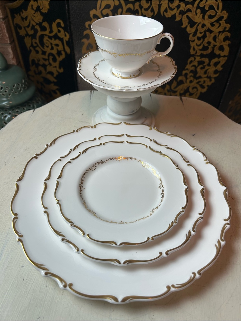 ROYAL DOULTON RICHELIEU 4957 Bone China 5 Piece Dinnerware White Gold Trim